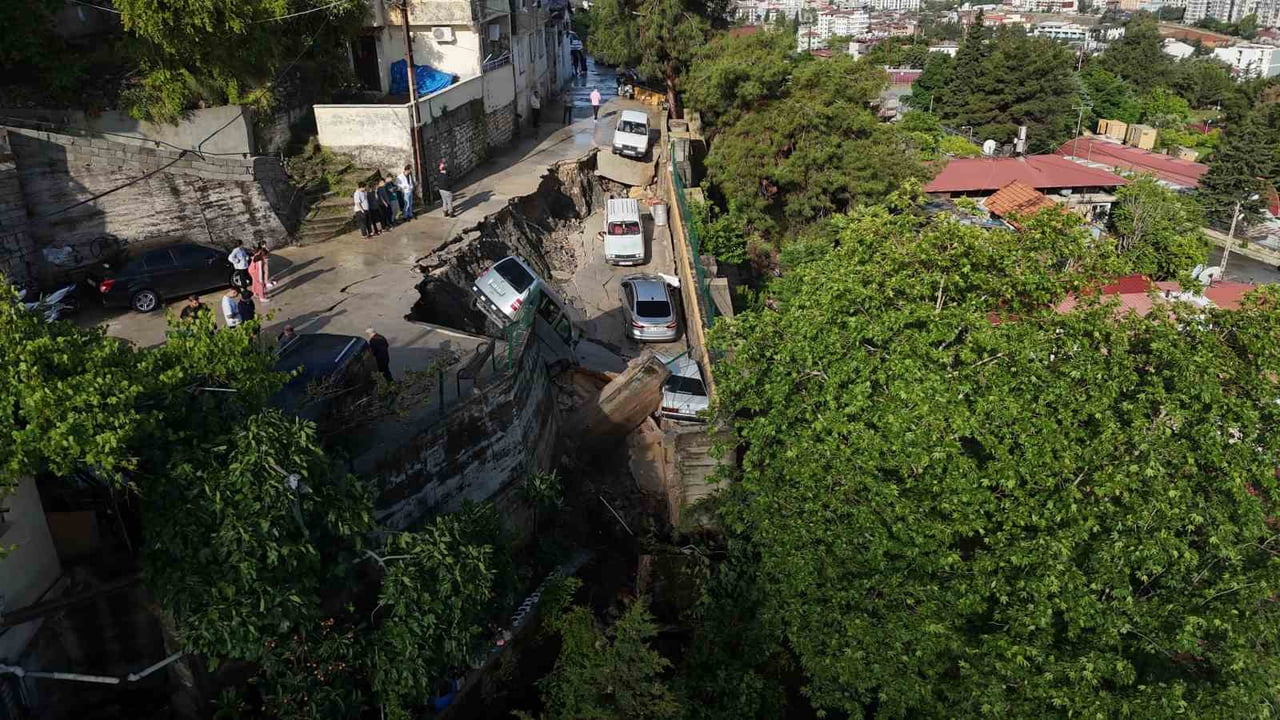 HATAY'DA AŞIRI YAĞIŞ SONRASI ÇÖKME YAŞANAN YOLDA 5 ARAÇ ZARAR GÖRDÜ. ÇÖKME YAŞANAN YOL VE MAHSUR...
