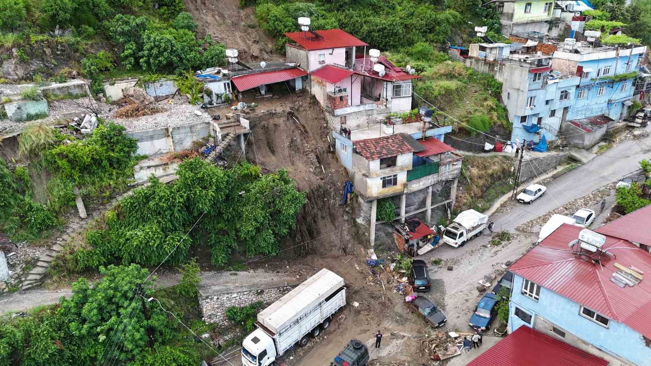 HATAY'DA AŞIRI YAĞIŞ SONRASI YAŞANAN GÖÇÜKTE ÇÖKEN EVDEKİ 1 KİŞİ ÖLDÜ, 3 KİŞİ YARALANDI. HEYELAN...