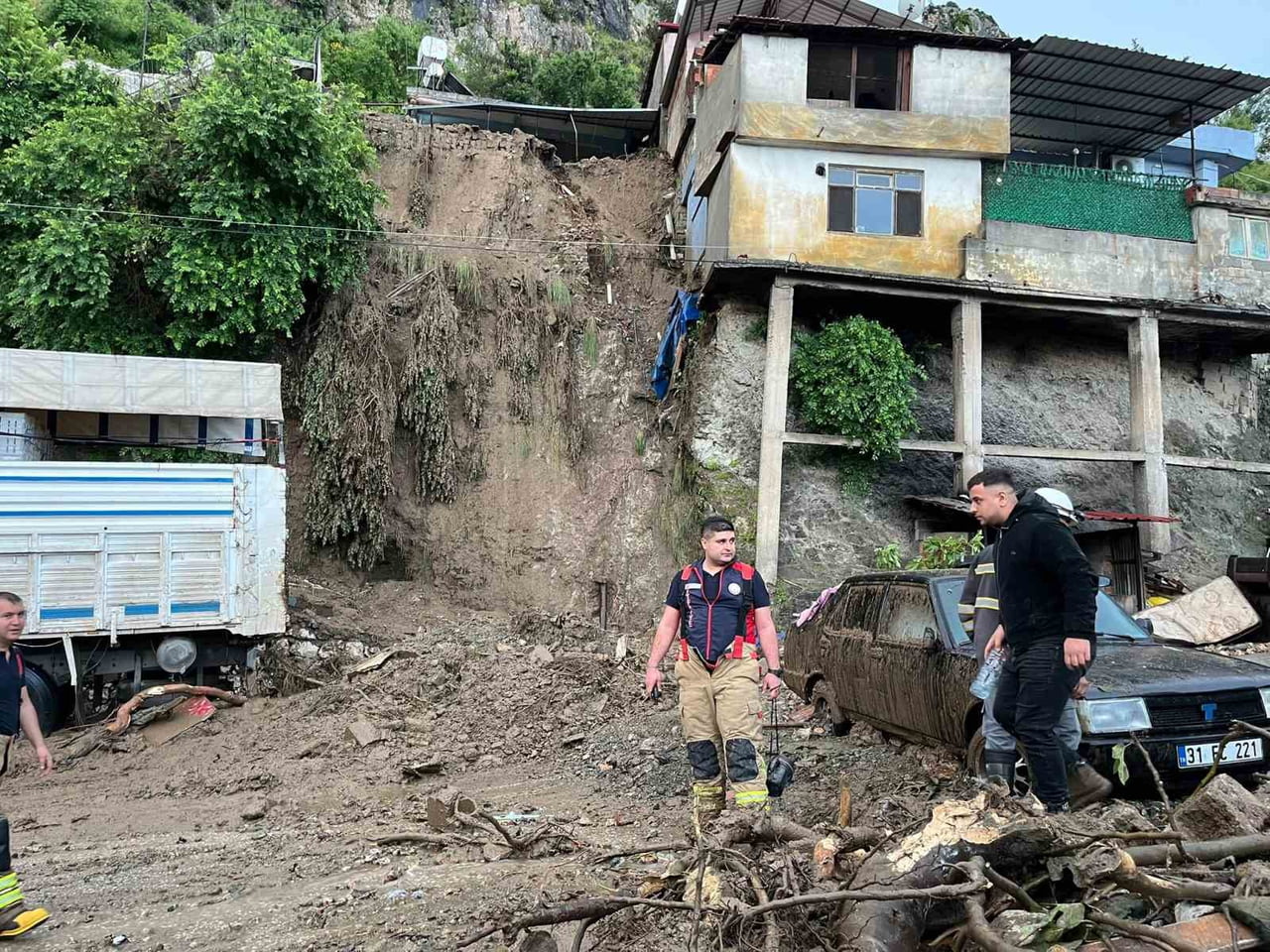 HATAY'DA AŞIRI YAĞIŞ SONRASI YAŞANAN HEYELANLA BİRLİKTE MÜSTAKİL EV ÇÖKTÜ, 3 KİŞİ KURTARILDI....