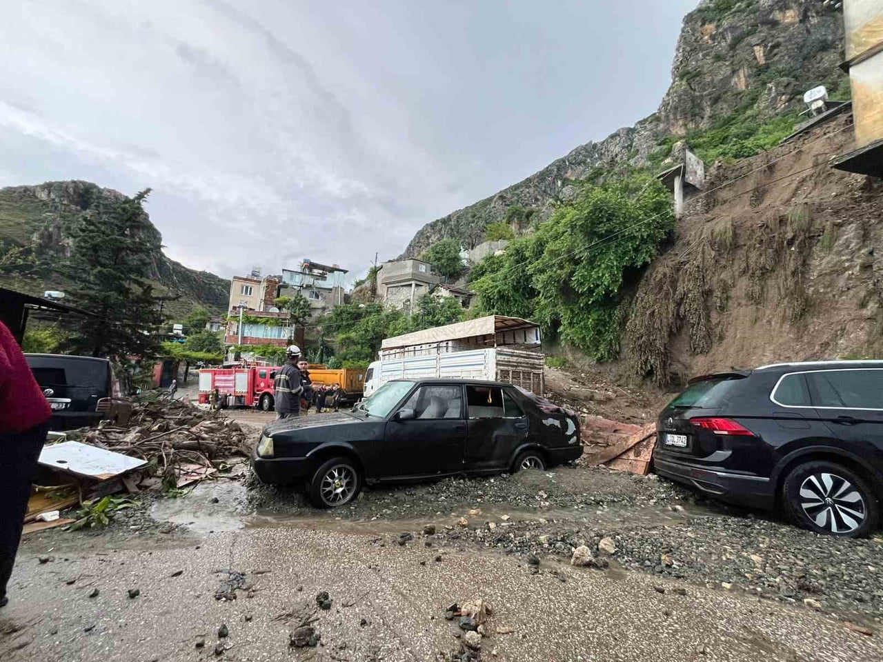 HATAY'DA AŞIRI YAĞIŞ SONRASI YAŞANAN HEYELANLA BİRLİKTE MÜSTAKİL EV ÇÖKTÜ, 3 KİŞİ KURTARILDI....