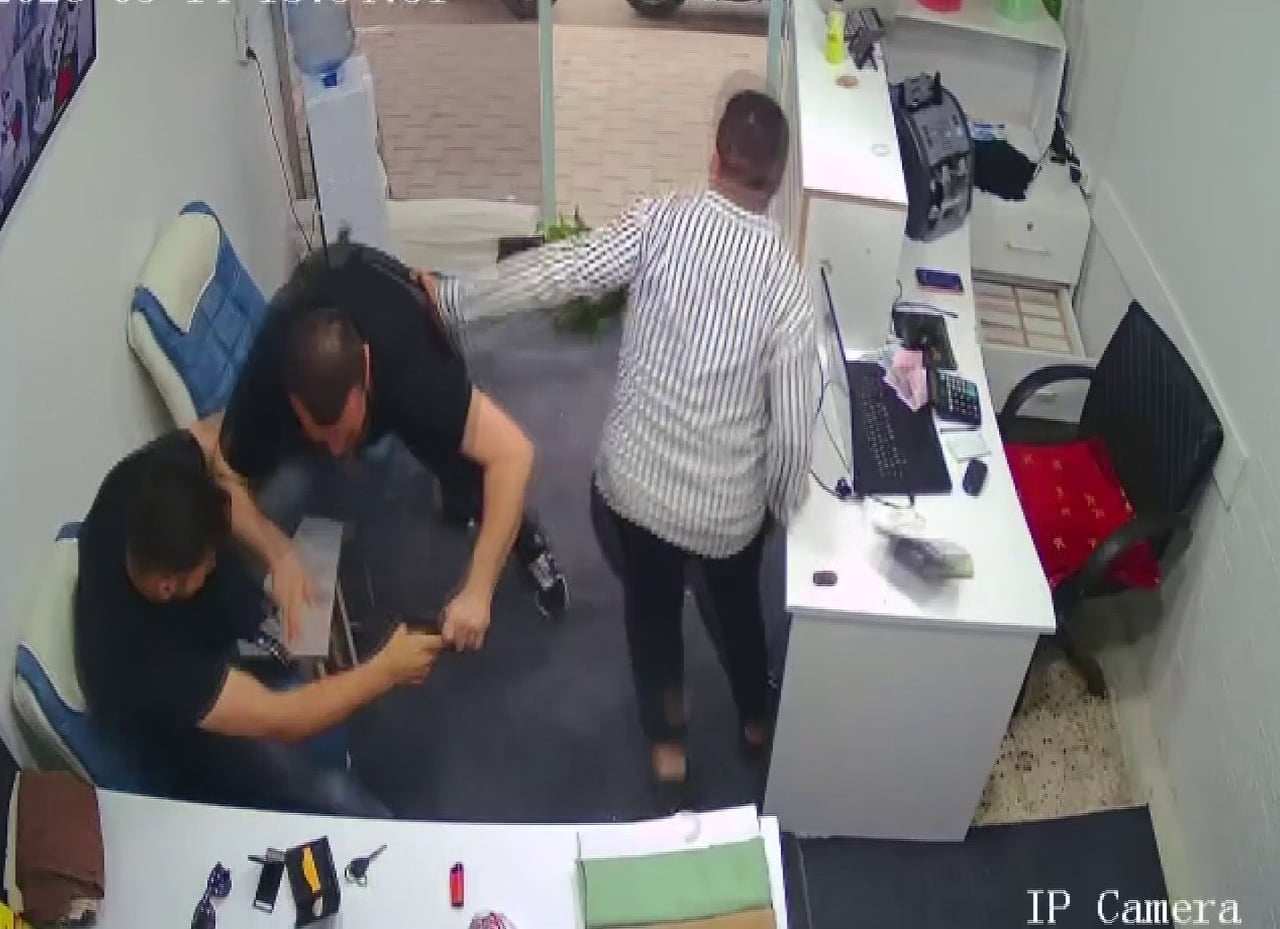 HATAY'DA HUSUMETLİSİNE AİT DÖVİZ BÜROSUNU SİLAHLA BASAN VE İŞ YERİNE GİRMEDEN ÖNCE KURŞUN YAĞDIRAN...