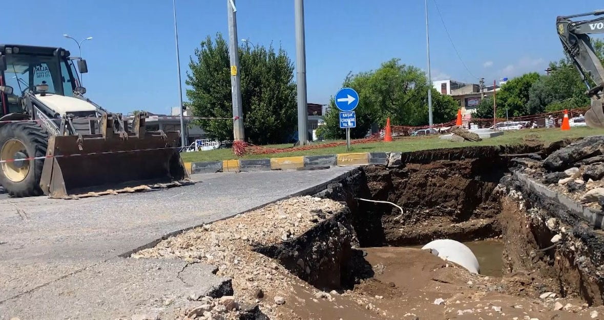 HATAY'DA KAYNAĞA GİDEN ANA SU BORUSU KAZI ÇALIŞMASINDA PATLADI, İŞYERLERİNİ BASAN SU İLE ESNAFLAR...