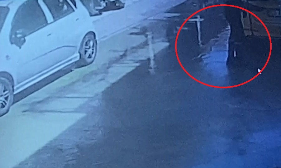 HATAY'DA KAYNAĞA GİDEN ANA SU BORUSU KAZI ÇALIŞMASINDA PATLADI, İŞYERLERİNİ BASAN SU İLE ESNAFLAR...