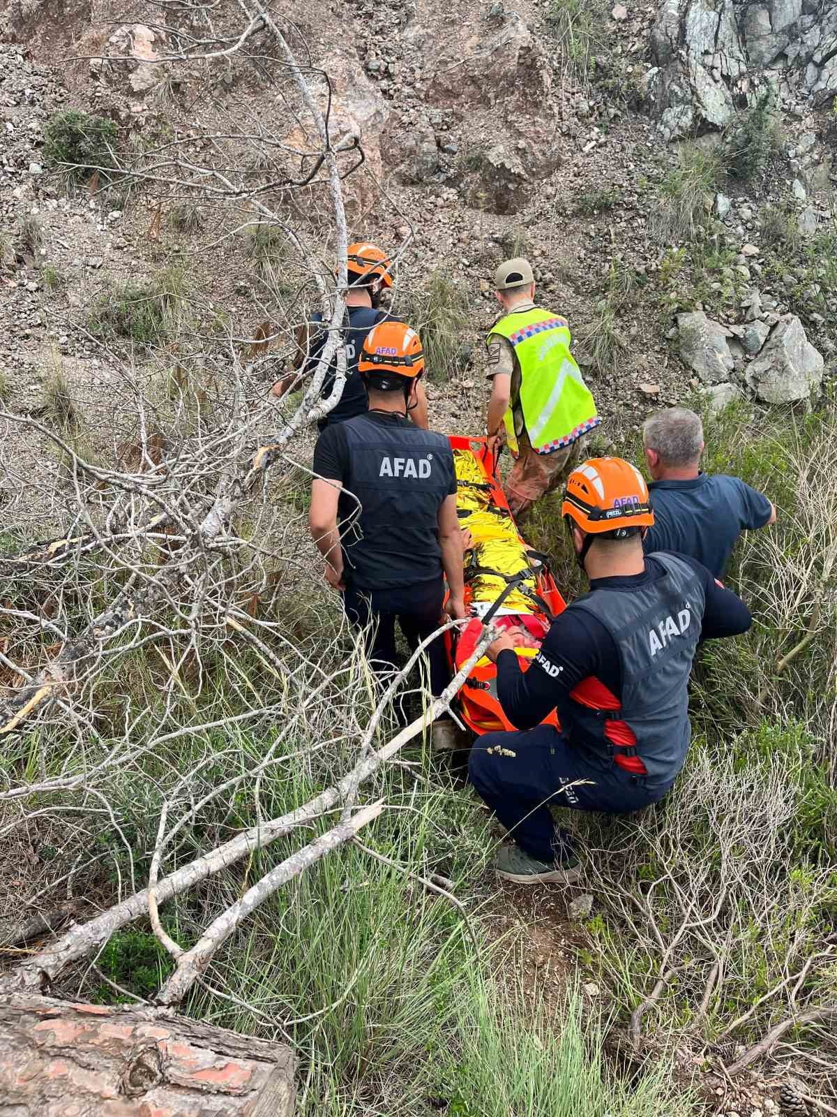 HATAY'DA KEKİK TOPLADIĞI DAĞLIK ARAZİDE UÇURUMDAN YUVARLANAN VE YARALANAN YAŞLI KADIN, AFAD VE...