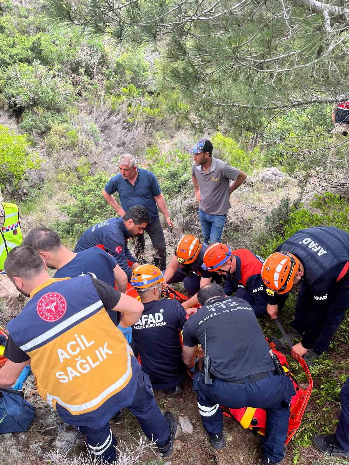 HATAY'DA KEKİK TOPLADIĞI DAĞLIK ARAZİDE UÇURUMDAN YUVARLANAN VE YARALANAN YAŞLI KADIN, AFAD VE...