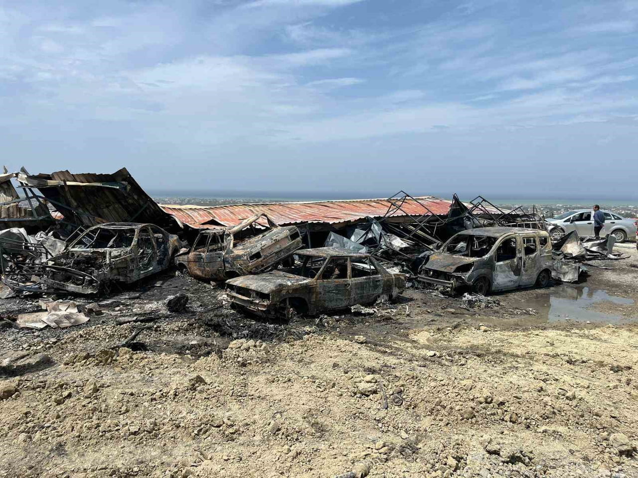 HATAY'DA KONTEYNER YATAKHANEDE ÇIKAN YANGINDA ALEVLERİN SIÇRADIĞI 8 ARAÇ YANARAK KULLANILMAZ HALE...