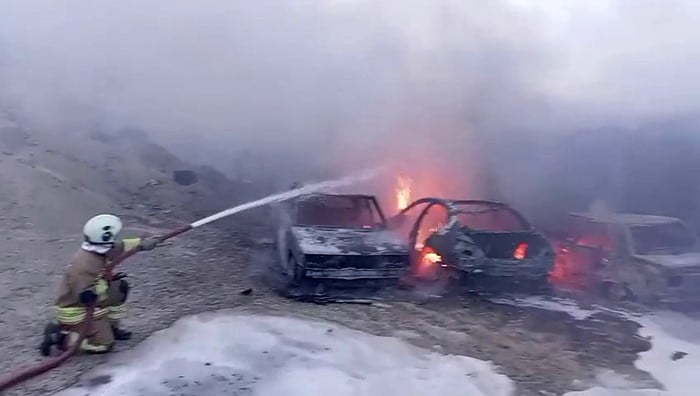 HATAY'DA KONTEYNER YATAKHANEDE ÇIKAN YANGINDA ALEVLERİN SIÇRADIĞI 8 ARAÇ YANARAK KULLANILMAZ HALE...