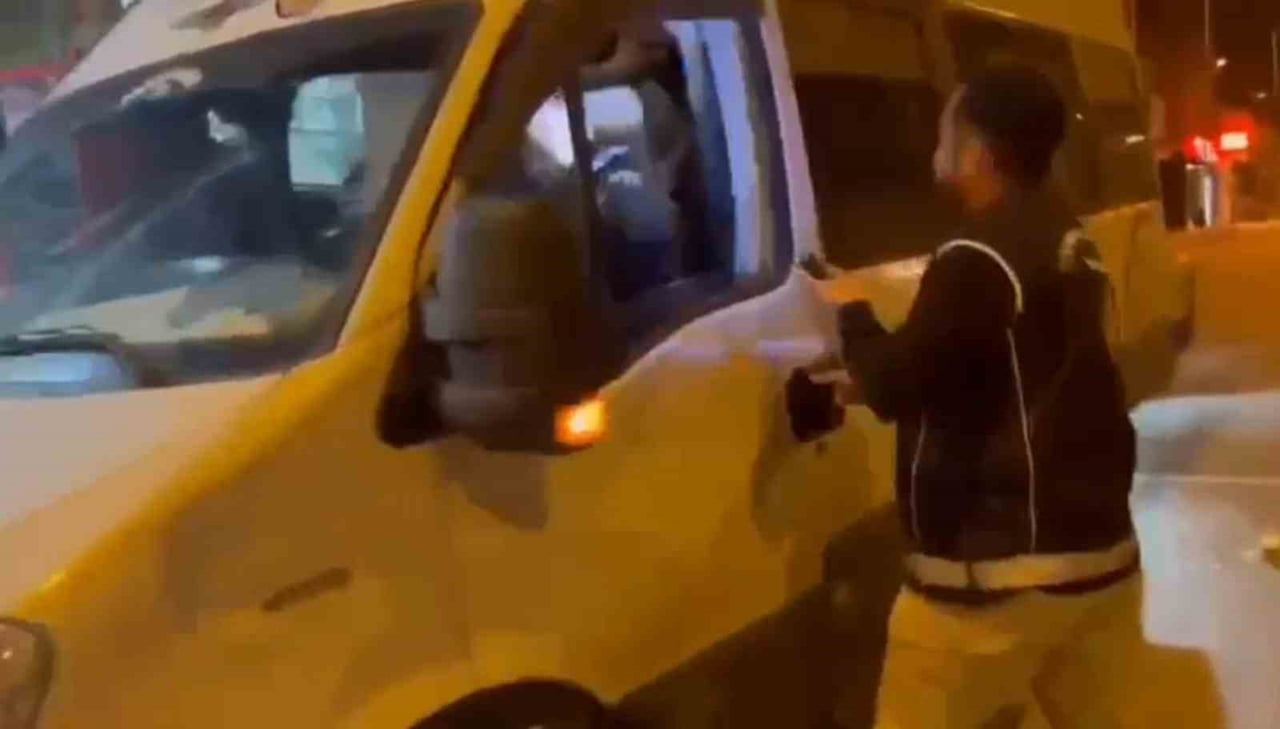 HATAY'DA MİNİBÜS DOLUSU 16 KAÇAK GÖÇMEN YAKALANDI, 3 ORGANİZATÖR TUTUKLANDI