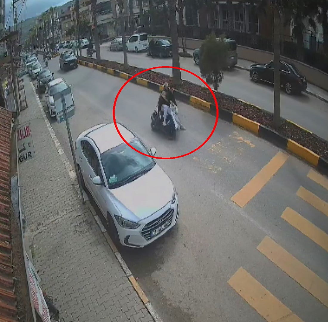 HATAY'DA MOTOSİKLET SÜRÜCÜSÜNÜN DİREKSİYON HAKİMİYETİNİ KAYBETMESİYLE 2 KİŞİNİN YOLA SAVRULDUĞU...