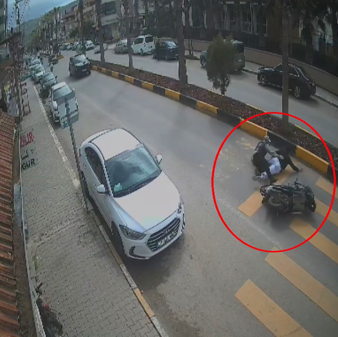 HATAY'DA MOTOSİKLET SÜRÜCÜSÜNÜN DİREKSİYON HAKİMİYETİNİ KAYBETMESİYLE 2 KİŞİNİN YOLA SAVRULDUĞU...