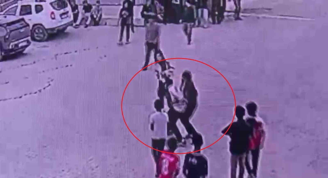 HATAY'DA POĞAÇA YEDİĞİ ESNADA NEFES ALAMAYAN ÖĞRENCİYİ BEDEN ÖĞRETMENİ, HEİMLİCH MANEVRASI YAPARAK...