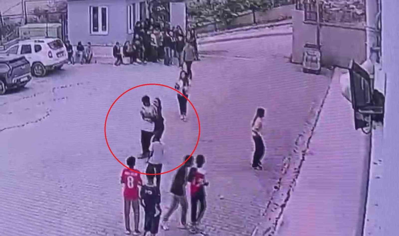 HATAY'DA POĞAÇA YEDİĞİ ESNADA NEFES ALAMAYAN ÖĞRENCİYİ BEDEN ÖĞRETMENİ, HEİMLİCH MANEVRASI YAPARAK...