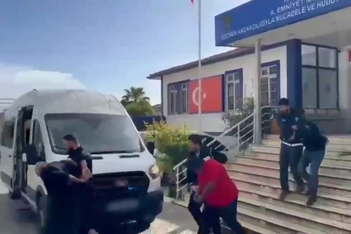HATAY'DA POLİS EKİPLERİ TARAFINDAN GERÇEKLEŞTİRİLEN OPERASYONLARDA 19 GÖÇMEN YAKALANIRKEN, İNSAN...