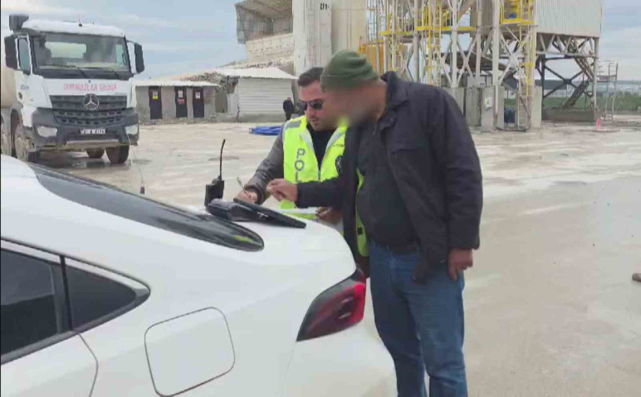 HATAY'IN ANTAKYA İLÇESİNDE TRAFİKTE SEYRETTİĞİ ESNADA YOLA BETON DÖKEN MİKSER SÜRÜCÜSÜNE 5 BİN 662...