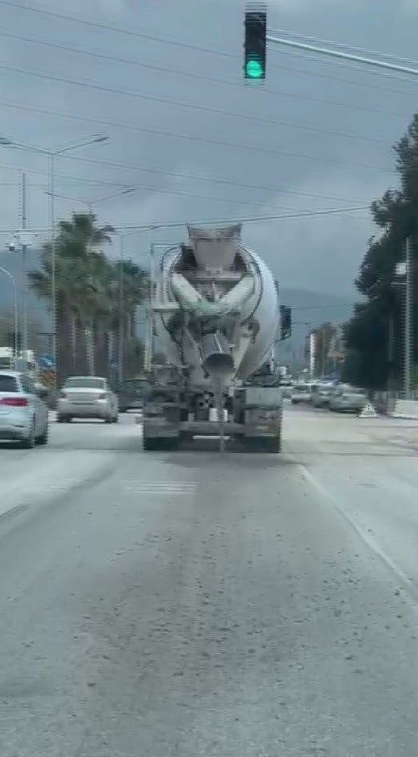 HATAY'IN ANTAKYA İLÇESİNDE TRAFİKTE SEYRETTİĞİ ESNADA YOLA BETON DÖKEN MİKSER SÜRÜCÜSÜNE 5 BİN 662...