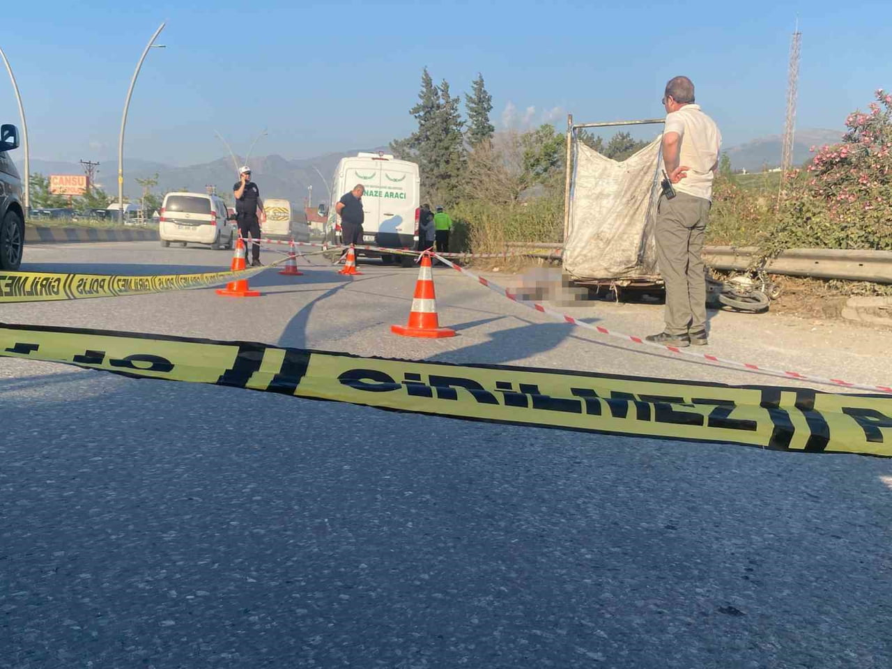 HATAY'IN ARSUZ İLÇESİNDE TIRLA ÇARPIŞAN SEPETLİ MOTOSİKLETİN SÜRÜCÜSÜ HAYATINI...