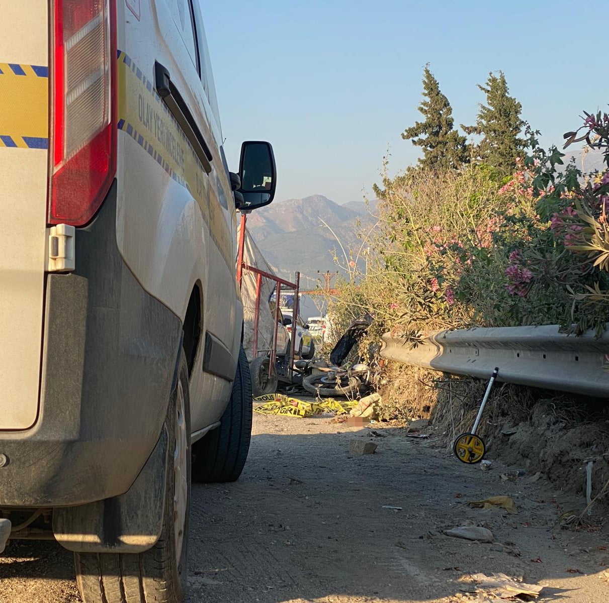 HATAY'IN ARSUZ İLÇESİNDE TIRLA ÇARPIŞAN SEPETLİ MOTOSİKLETİN SÜRÜCÜSÜ HAYATINI...