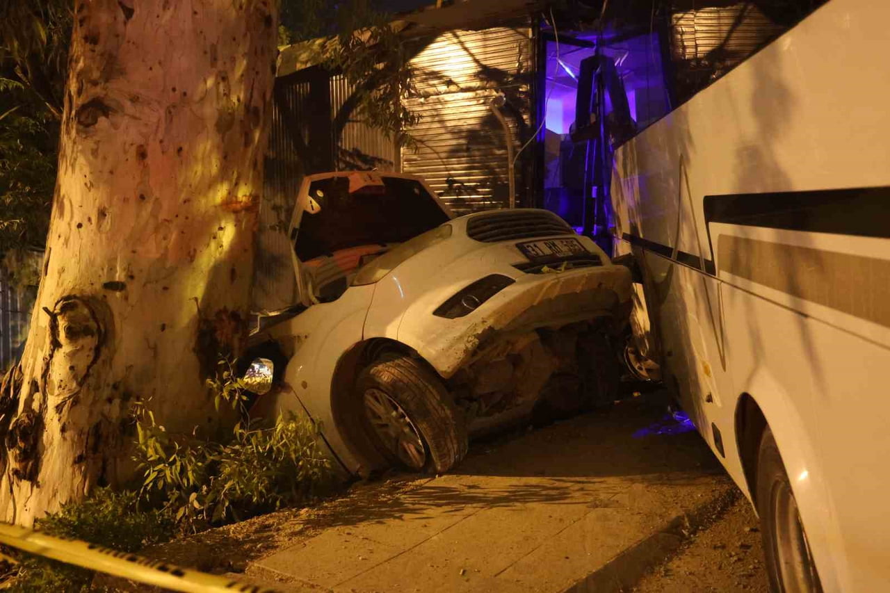 HATAY'IN DEFNE İLÇESİNDE ALKOLLÜ SÜRÜCÜNÜN KULLANDIĞI MİNİBÜS, KARŞI ŞERİDE GEÇİP ÖNCE AYDINLATMA...