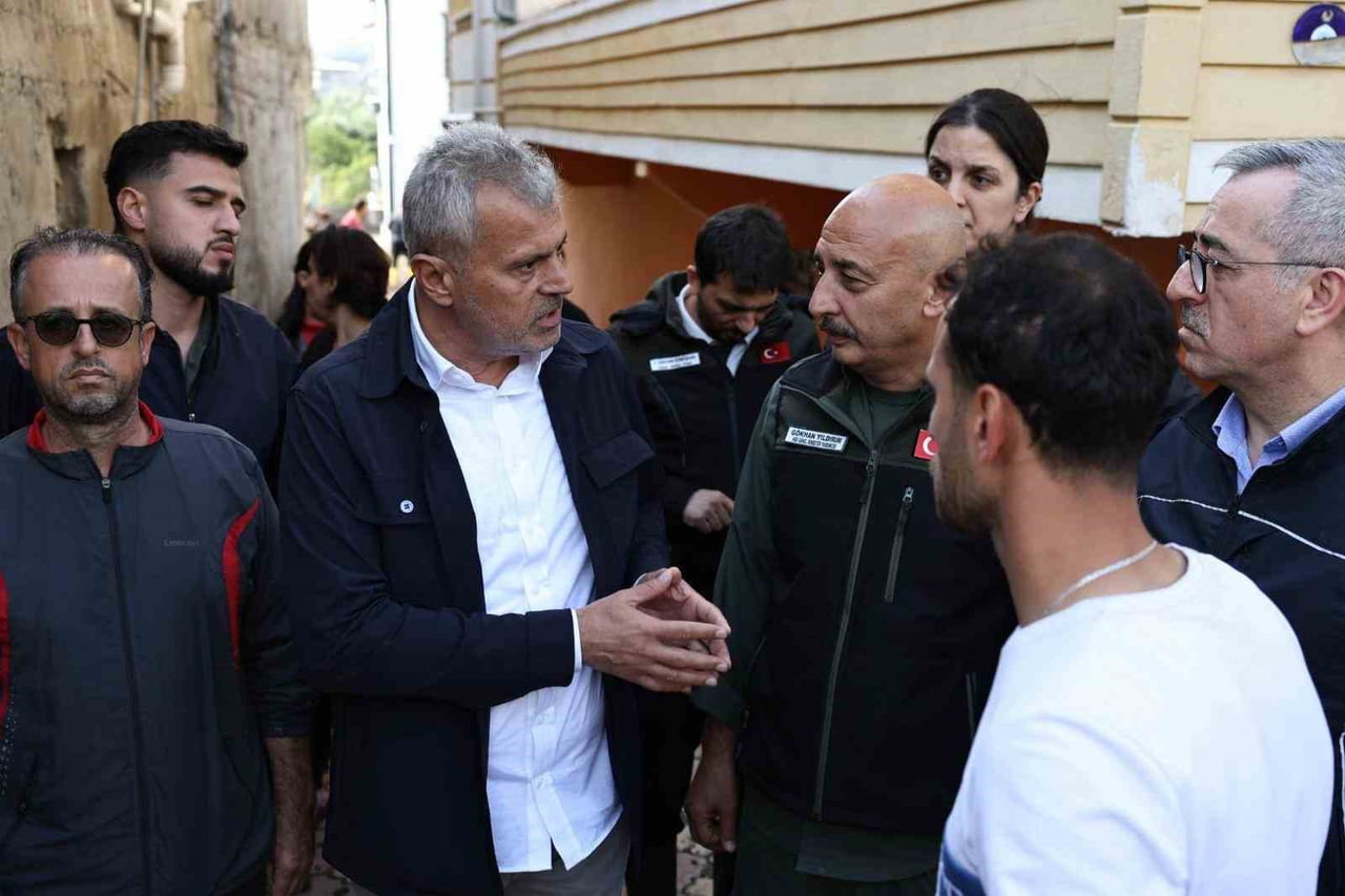 HATAY BÜYÜKŞEHİR BELEDİYE BAŞKANI MEHMET ÖNTÜRK, YOĞUN YAĞIŞ SONRASI SU BASKINLARININ YAŞANDIĞI...