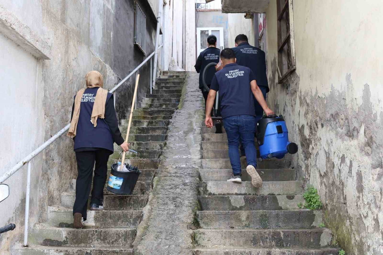 HATAY BÜYÜKŞEHİR BELEDİYESİ EKİPLERİ, KURBAN BAYRAMI ÖNCESİNDE YAŞLI, ENGELLİ VE KRONİK...