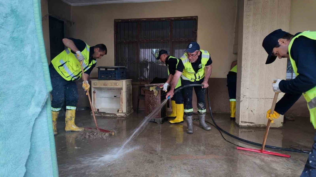 HATAY BÜYÜKŞEHİR BELEDİYESİ EKİPLERİ, YOĞUN YAĞIŞ SONRASI SAMANDAĞ’DA ÇAMUR VE SU BASKINLARININ...