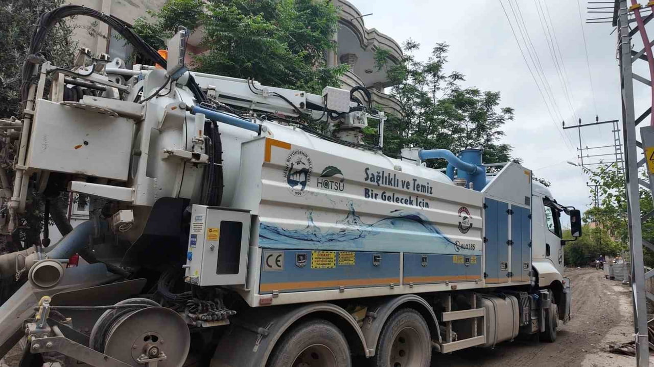 HATAY BÜYÜKŞEHİR BELEDİYESİ EKİPLERİ, YOĞUN YAĞIŞ SONRASI SAMANDAĞ’DA ÇAMUR VE SU BASKINLARININ...