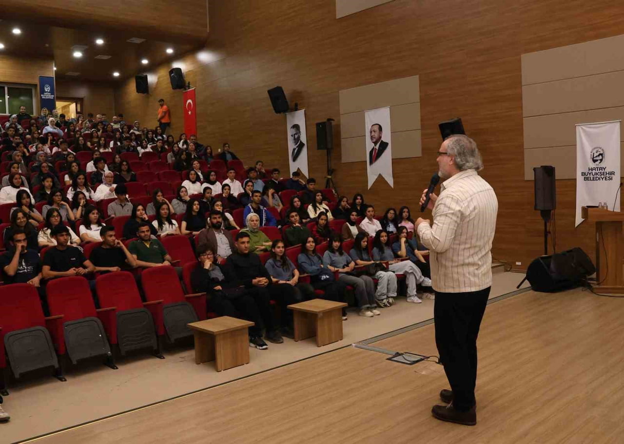 HATAY BÜYÜKŞEHİR BELEDİYESİNİN DÜZENLEDİĞİ GENÇLİK BULUŞMALARI PROGRAMINDA ÖĞRENCİLER SINAV...