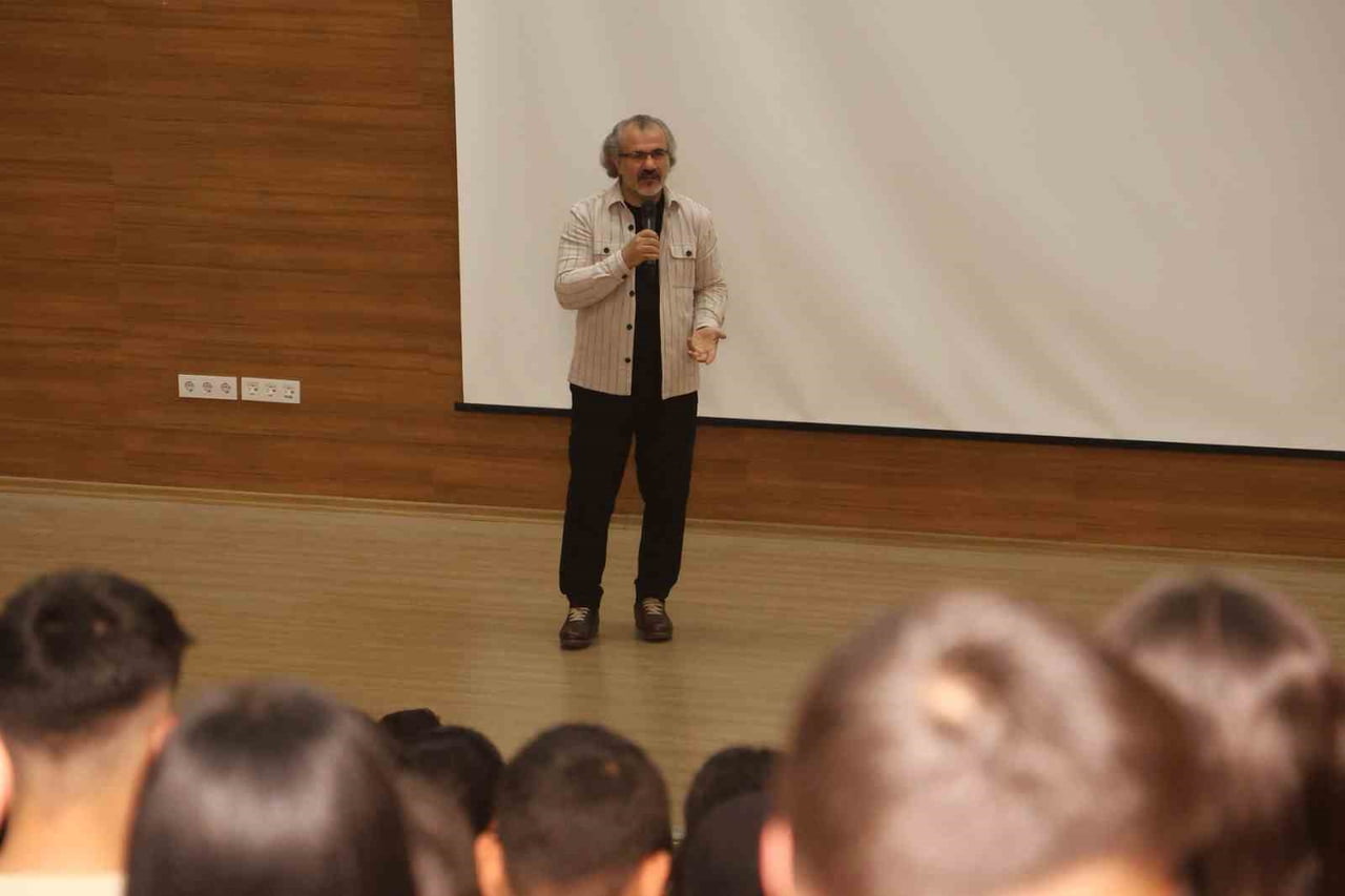 HATAY BÜYÜKŞEHİR BELEDİYESİNİN DÜZENLEDİĞİ GENÇLİK BULUŞMALARI PROGRAMINDA ÖĞRENCİLER SINAV...
