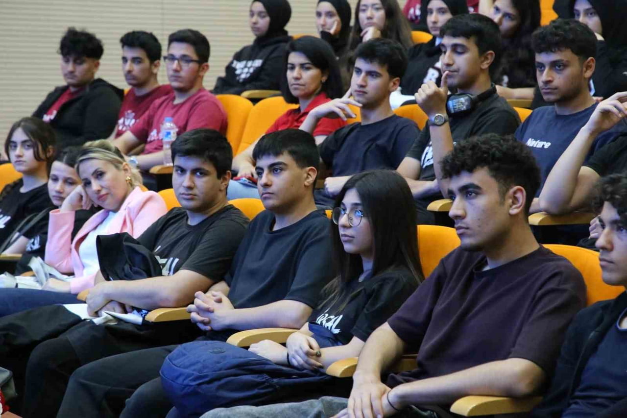 HATAY BÜYÜKŞEHİR BELEDİYESİNİN DÜZENLEDİĞİ SEMİNERDE ÖĞRENCİLER SINAV STRESİYLE BAŞ ETME...