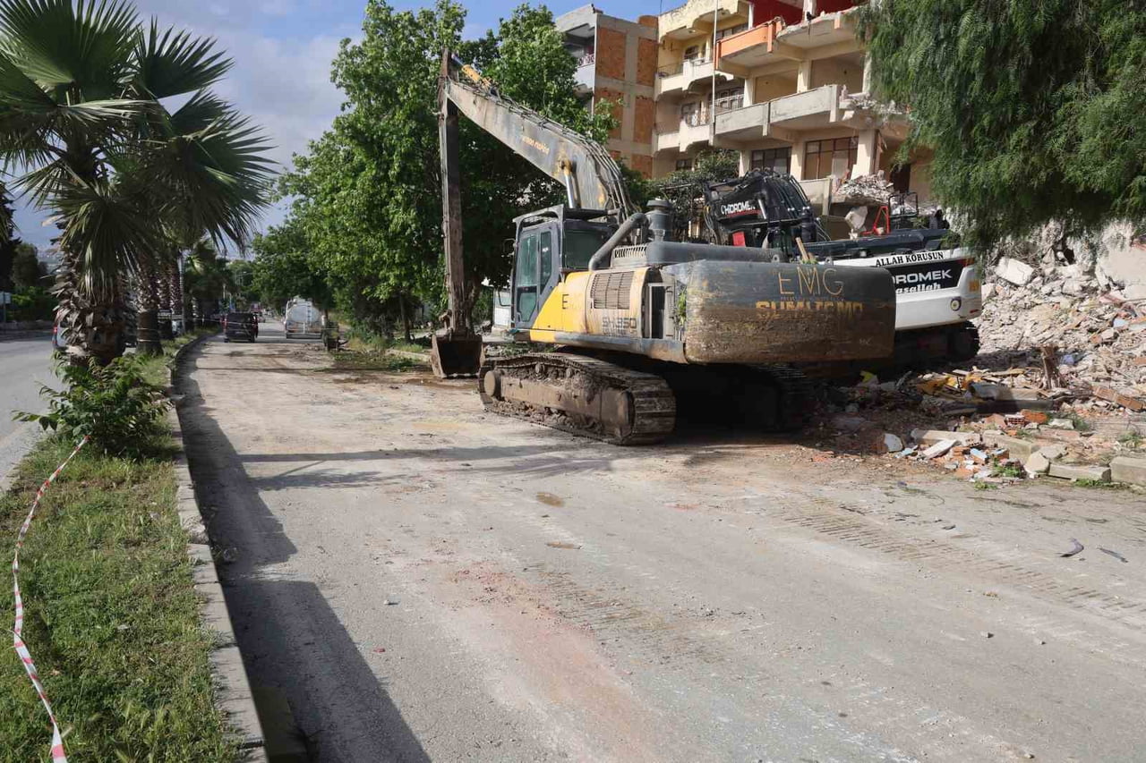 HATAY’DA 5 KATLI AĞIR HASARLI BİNA YIKIMI İÇİN BÖLGEDE BULUNAN İŞ MAKİNESİNE ÇARPAN OTOMOBİLİN O...