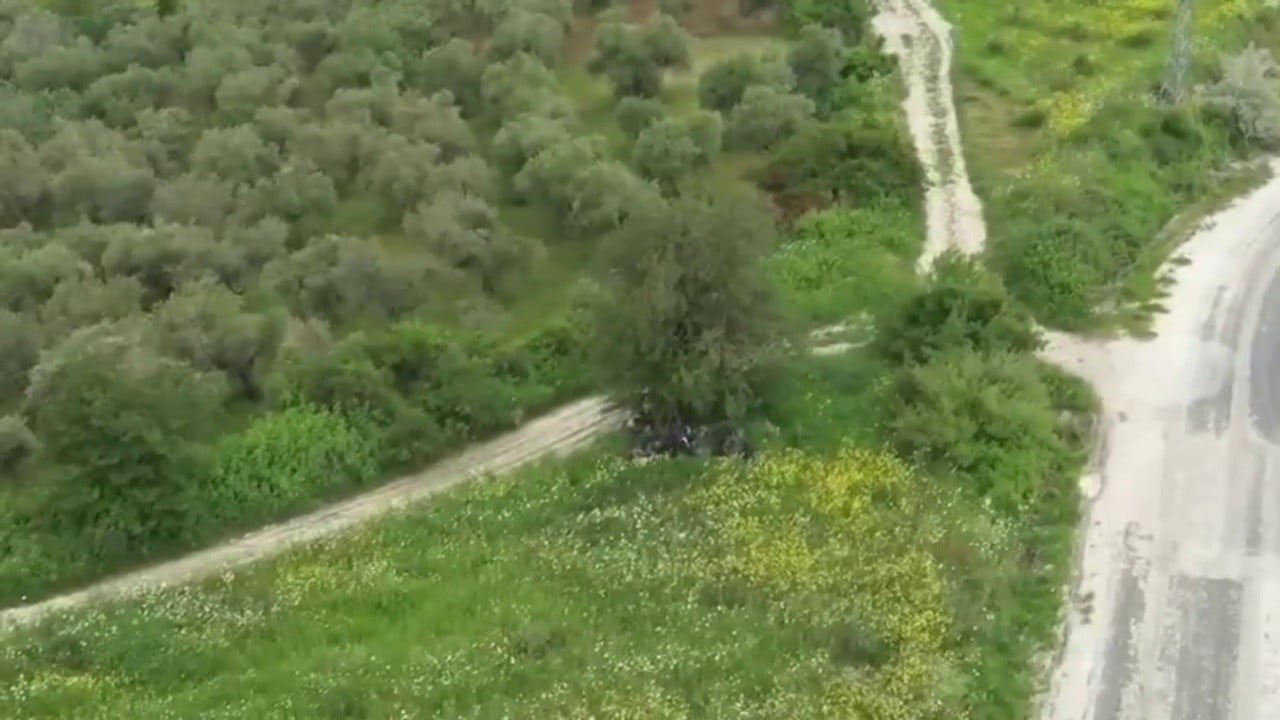 HATAY’DA AĞAÇ ALTINDA GİZLENEREK JANDARMADAN KAÇMAYA ÇALIŞAN GÖÇMEN GRUBU DRONE KAMERASINA...