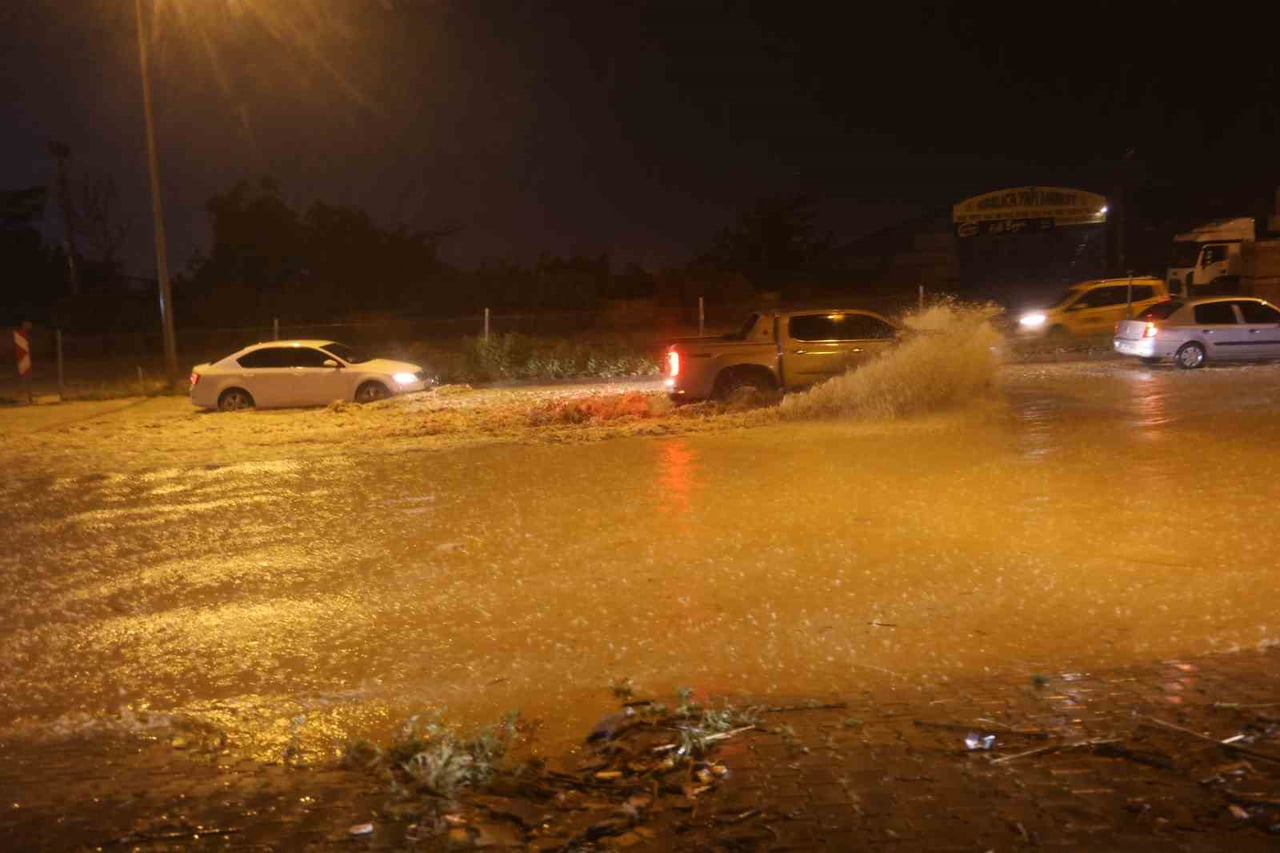 HATAY’DA AKŞAM SAATLERİNDE ETKİLİ OLAN ŞİDDETLİ YAĞIŞLA BİRLİKTE GÖLE DÖNEN CADDELERDE SEL ETKİLİ...