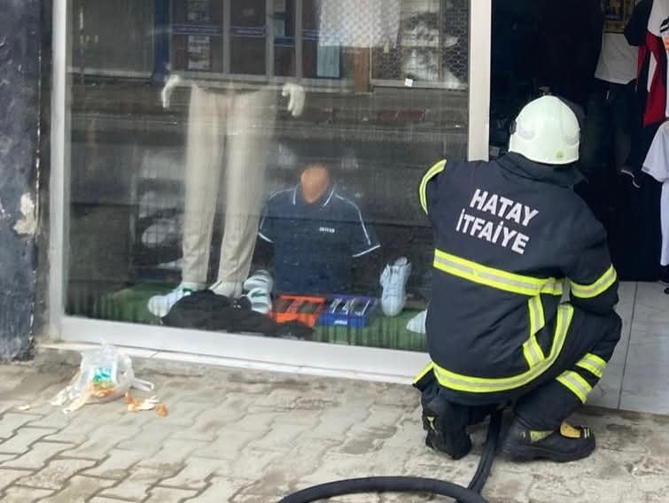 HATAY’DA ALEVLERE TESLİM OLARAK YANAN İŞ YERİ KULLANILMAZ HALE GELDİ.YANGIN; DÖRTYOL İLÇESİ YEŞİL...