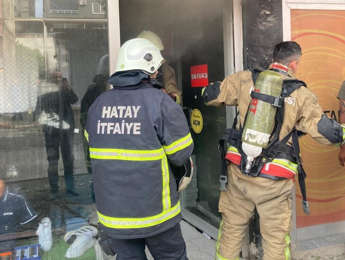 HATAY’DA ALEVLERE TESLİM OLARAK YANAN İŞ YERİ KULLANILMAZ HALE GELDİ.YANGIN; DÖRTYOL İLÇESİ YEŞİL...