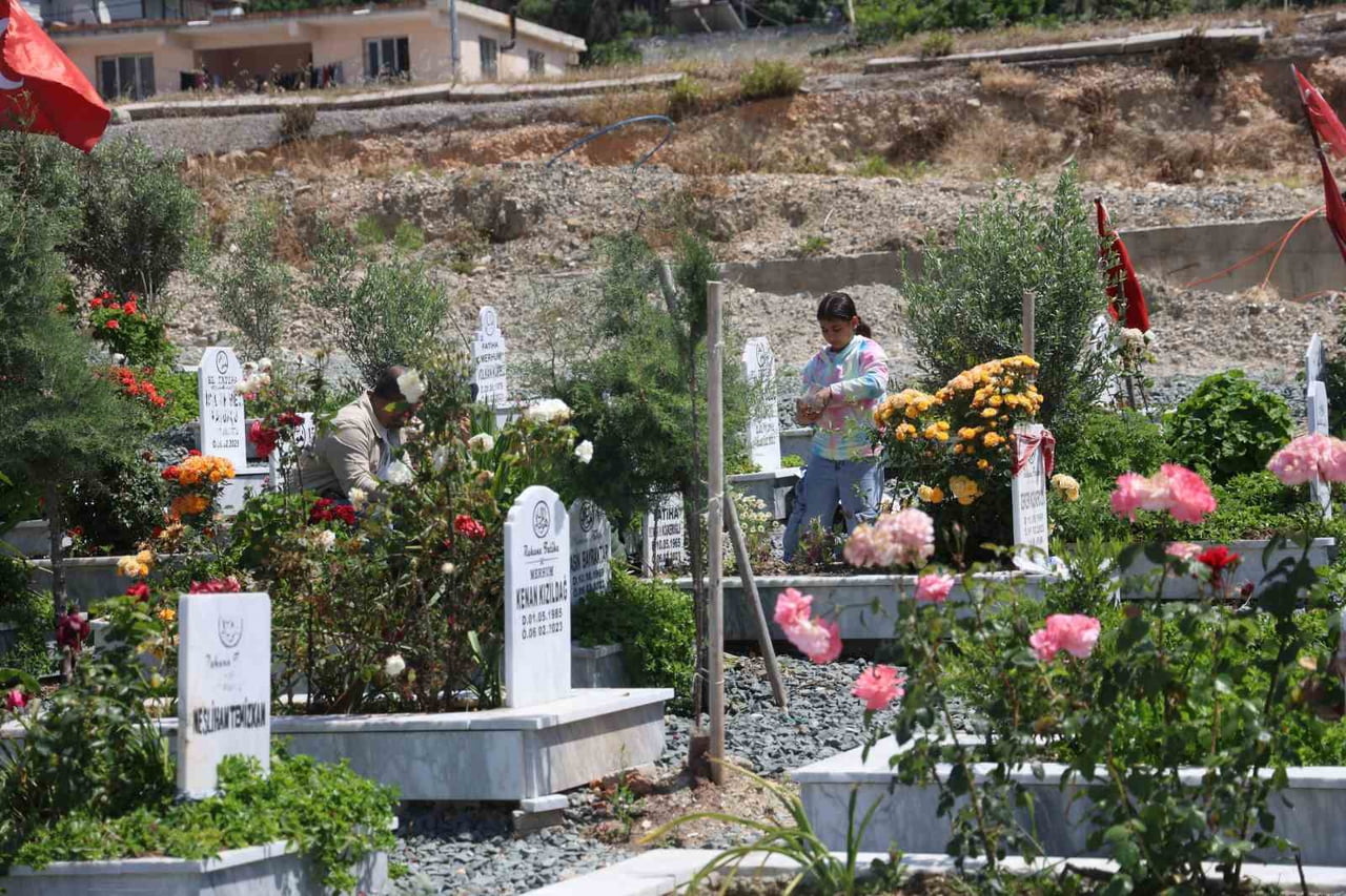 HATAY’DA ANNELER GÜNÜ’NDE DEPREM MEZARLIĞINI ZİYARET EDEN VATANDAŞLAR HÜZÜNLÜ ANLAR...