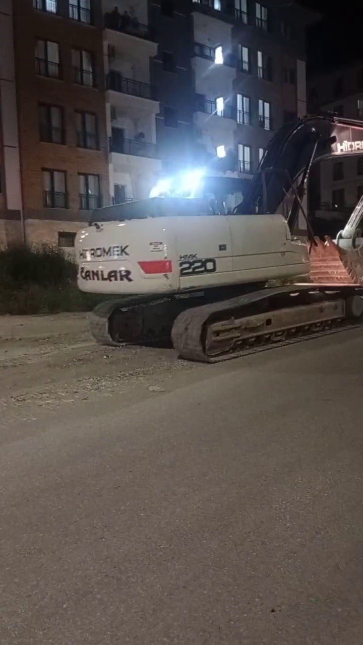 HATAY’DA ASFALT YOLDAN KEPÇE YÜRÜTEN ŞAHISLAR MAHALLENİN TEPKİSİYLE KARŞILAŞTILAR. VATANDAŞLAR...