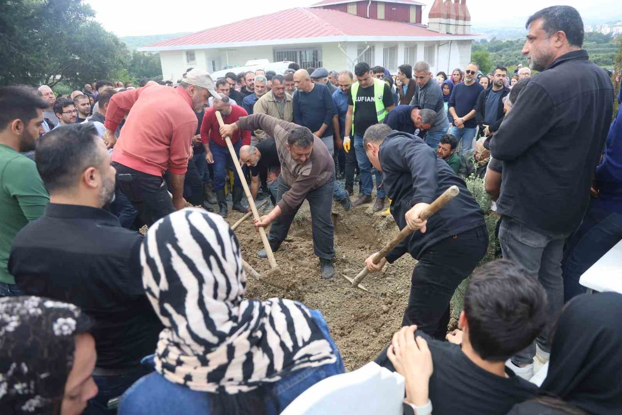 HATAY’DA AŞIRI YAĞIŞLA BİRLİKTE OLUŞAN SU BİRİKİNTİSİNDEN DOLAYI ŞARAMPOLE YUVARLANARAK HAYATINI...