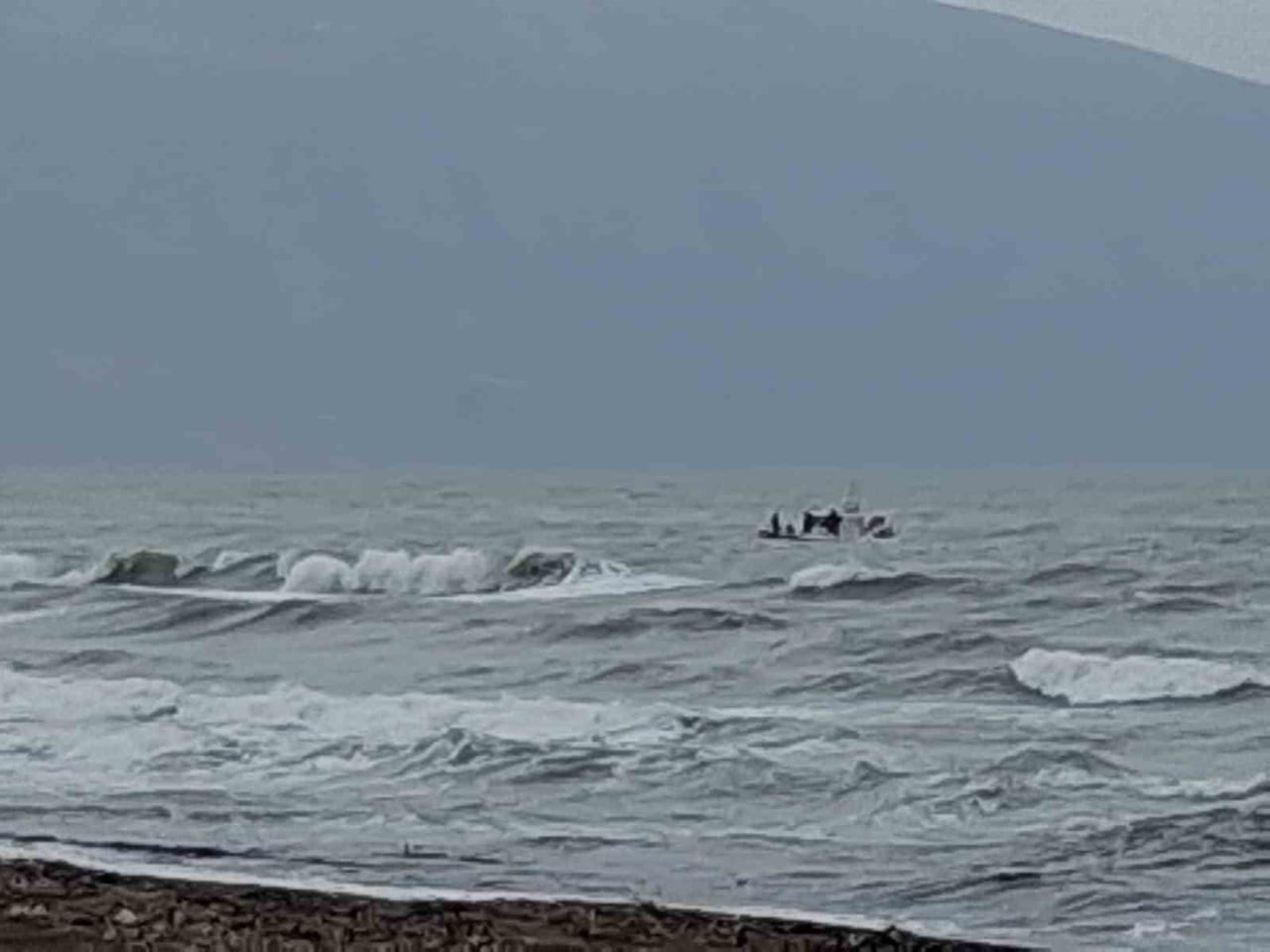 HATAY’DA DALGAYA ALDIRMAYAN VE YÜZME HEVESİYLE DENİZE GİREN 4 GENCİN BOĞULMA TEHLİKESİ GEÇİREREK...