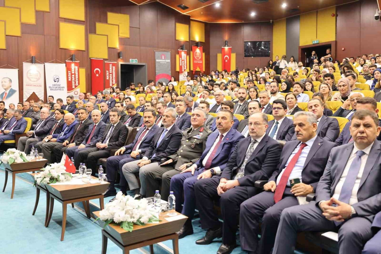 HATAY’DA DÜZENLENEN “AFETTE HATAY MODELİ VE GELECEK STRATEJİLERİ” PANELİNDE AFET YÖNETİMİ VE...