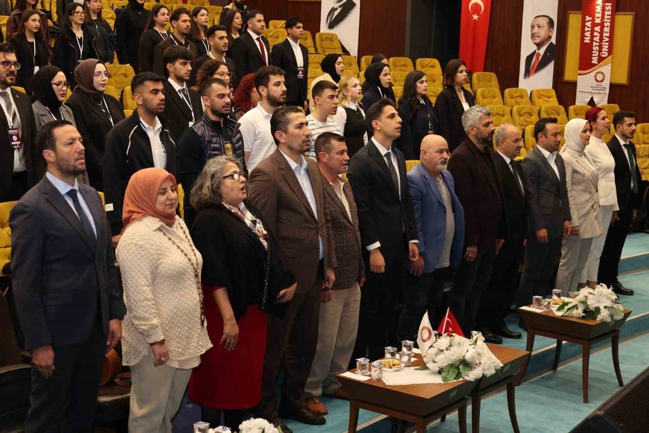 HATAY’DA DÜZENLENEN ÜNİVERSİTELER ARASI BİLGİ YARIŞMASI’NIN AÇILIŞ TÖRENİNDE KATILIMCILARA PLAKET...
