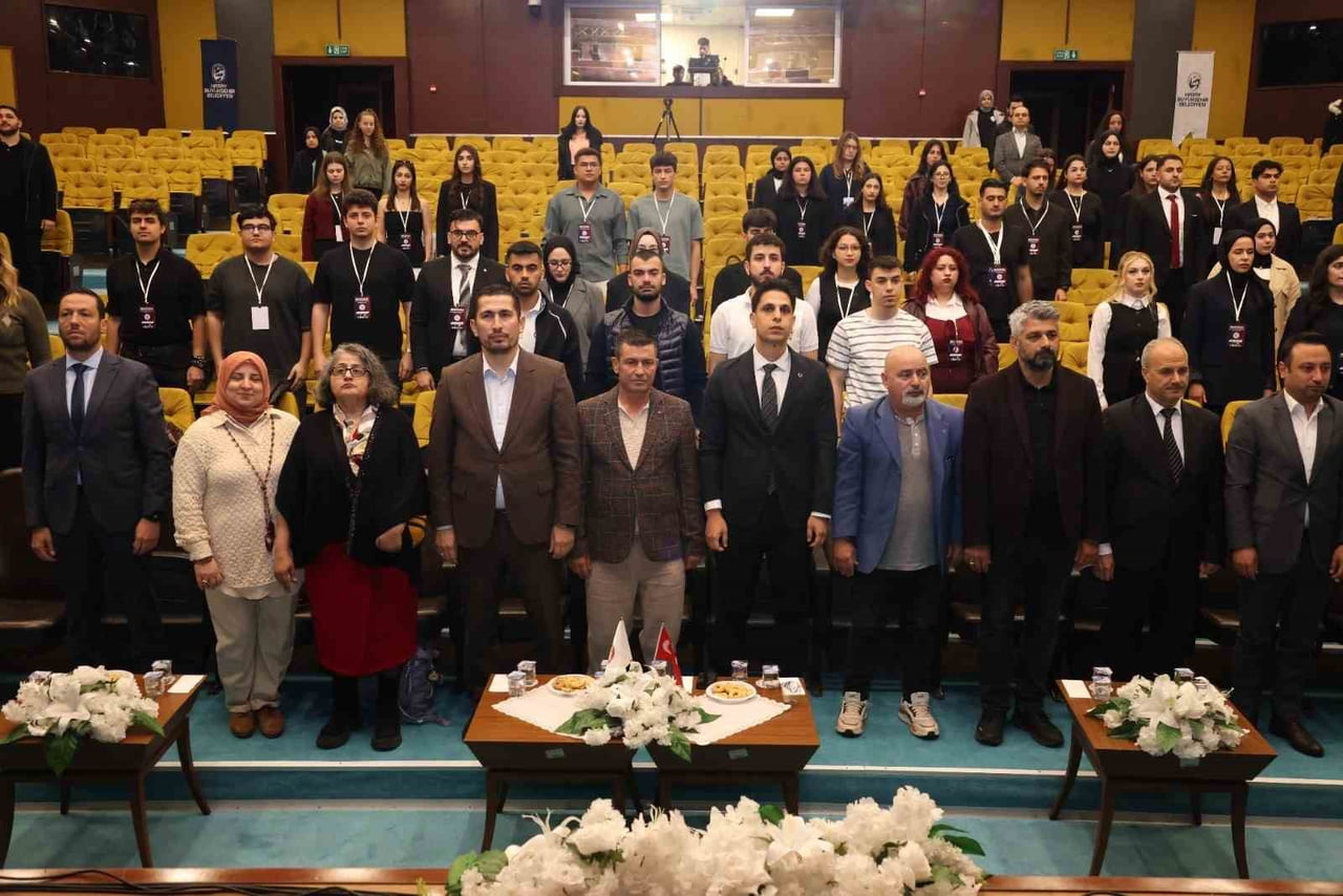 HATAY’DA DÜZENLENEN ÜNİVERSİTELER ARASI BİLGİ YARIŞMASI’NIN AÇILIŞ TÖRENİNDE KATILIMCILARA PLAKET...