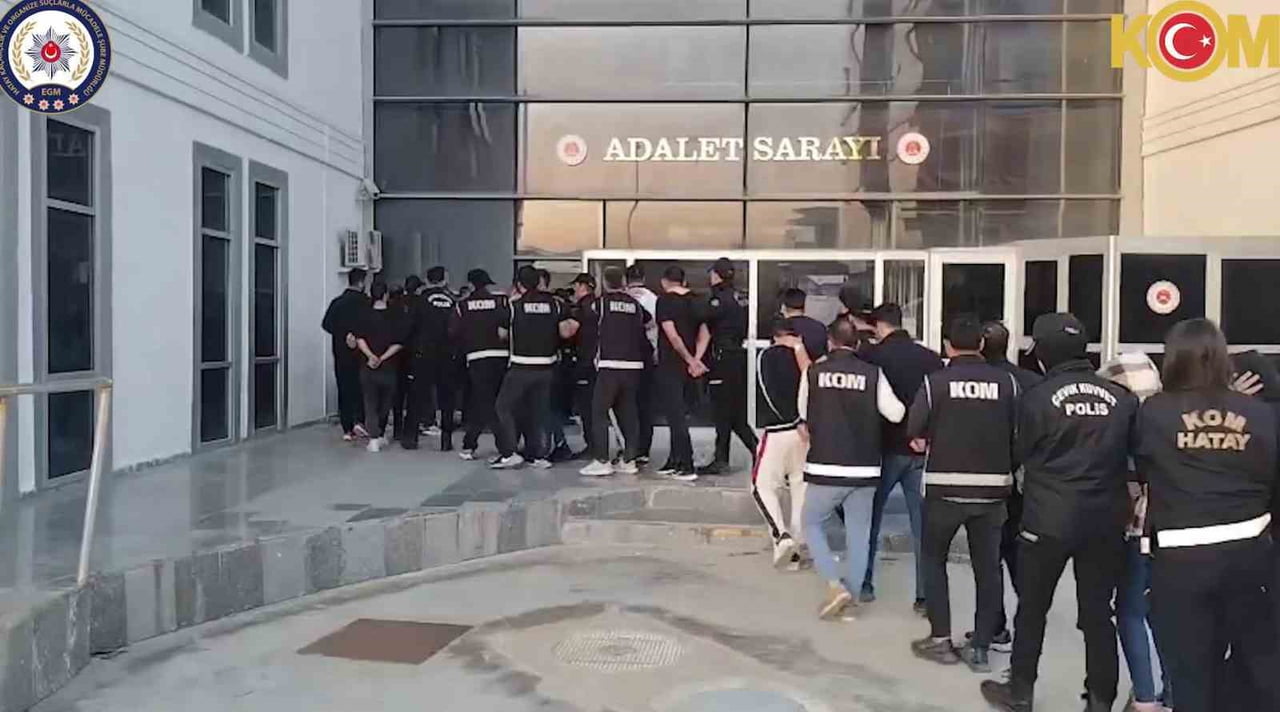 HATAY’DA ESNAFI SÖZDE ‘KORUMA’ ADI ALTINDA HARACA BAĞLAYARAK HAFTADA 7 BİN TL İLE 15 BİN TL...