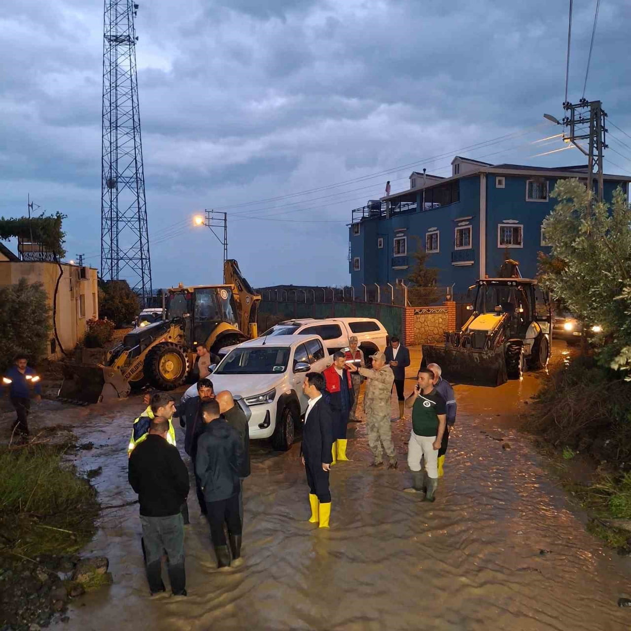 HATAY’DA ETKİLİ OLAN SAĞANAK YAĞIŞ SONRASI HBB VE HATSU EKİPLERİ, SU BASKINLARININ YAŞANDIĞI...