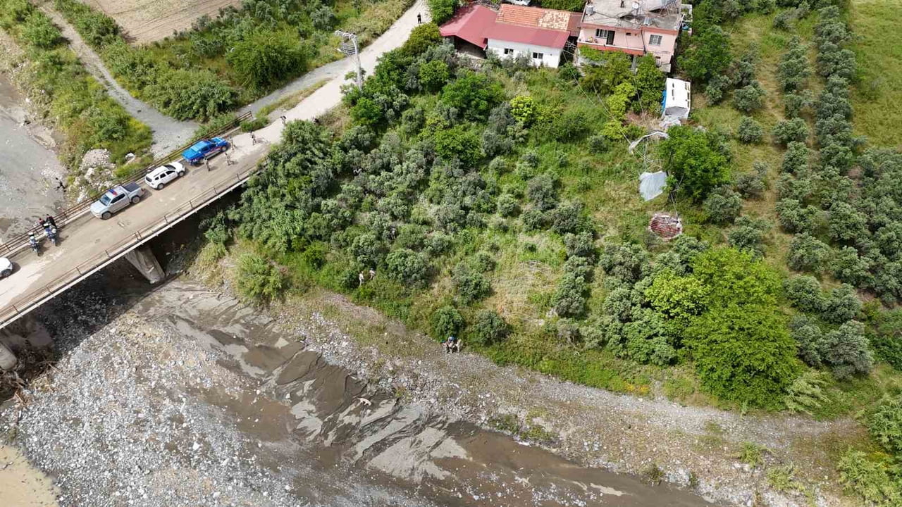 HATAY’DA ETKİLİ OLAN YAĞIŞ SONRASINDA ANTAKYA İLE SAMANDAĞ’I BİRBİRİNE BAĞLAYAN KÖPRÜ TEK TARAFLI...