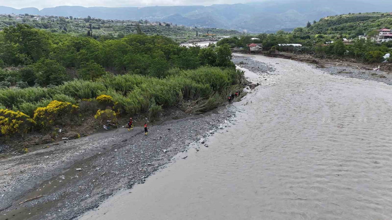 HATAY’DA ETKİLİ OLAN YAĞIŞ SONRASINDA ANTAKYA İLE SAMANDAĞ’I BİRBİRİNE BAĞLAYAN KÖPRÜ TEK TARAFLI...
