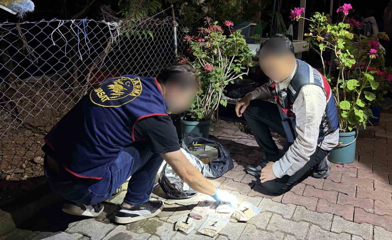 HATAY’DA JANDARMA EKİPLERİ TARAFINDAN UYUŞTURUCU TACİRİNE YÖNELİK GERÇEKLEŞTİRİLEN OPERASYONUNDA...