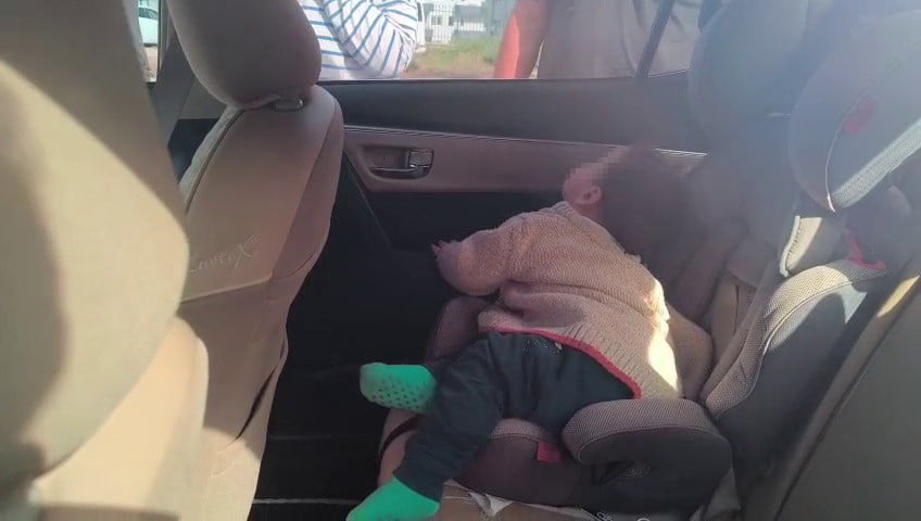 HATAY’DA KAPILARIN KİLİTLENMESİYLE OTOMOBİLİN İÇERİSİNDE MAHSUR KALAN 1 BUÇUK YAŞINDAKİ EVLADINA...