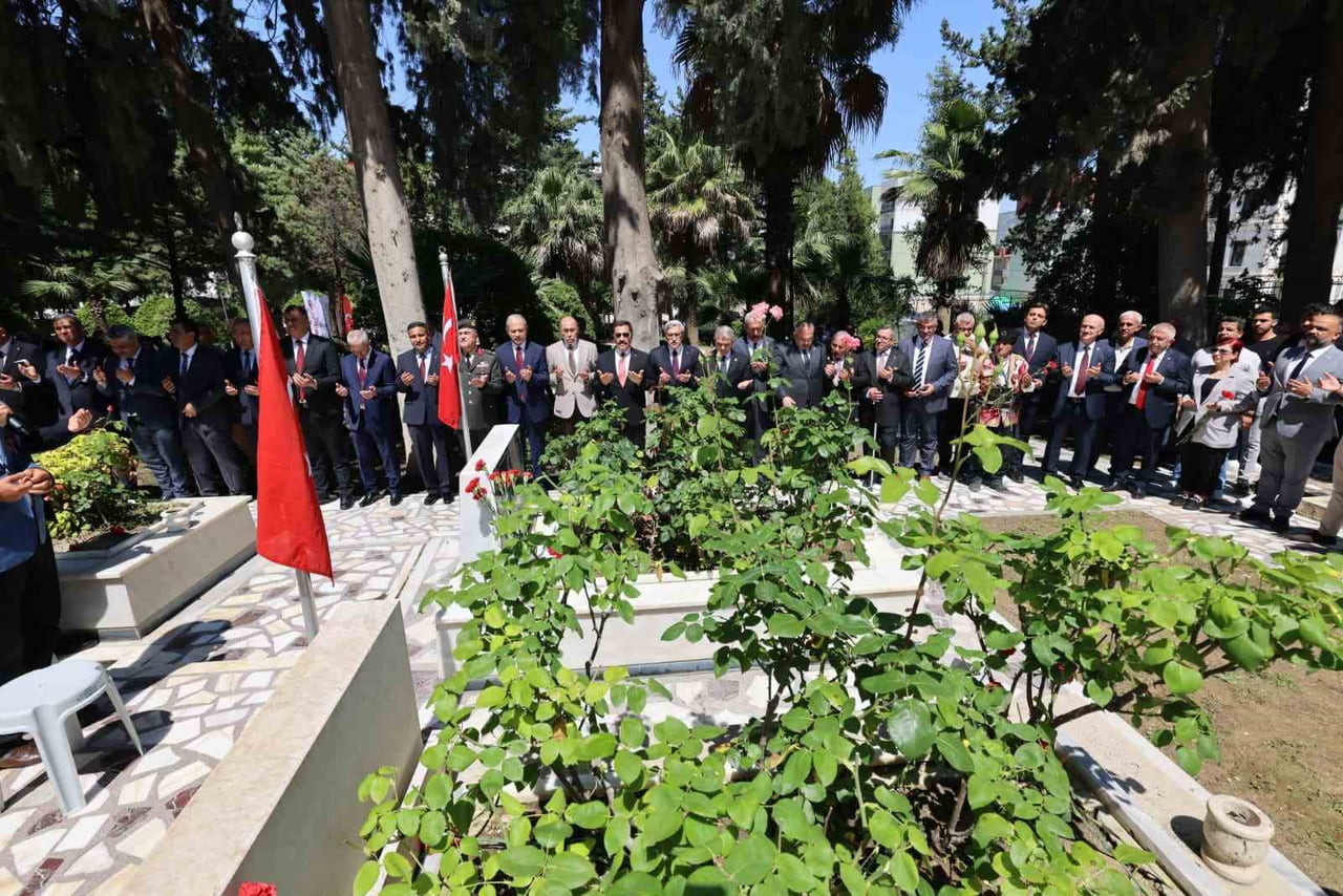 HATAY’DA KURBAN BAYRAMI ÖNCESİ İL PROTOKOLÜ TARAFINDAN GERÇEKLEŞTİREN ŞEHİTLİK ZİYARETİNDE AYAKTA...