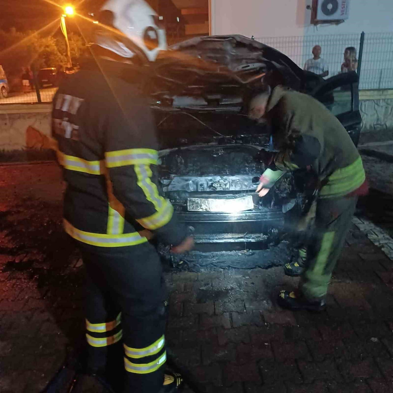 HATAY’DA PARK HALİNDEYKEN MOTOR KISMI ALEVLERE TESLİM OLAN OTOMOBİLDE ÇIKAN YANGIN...