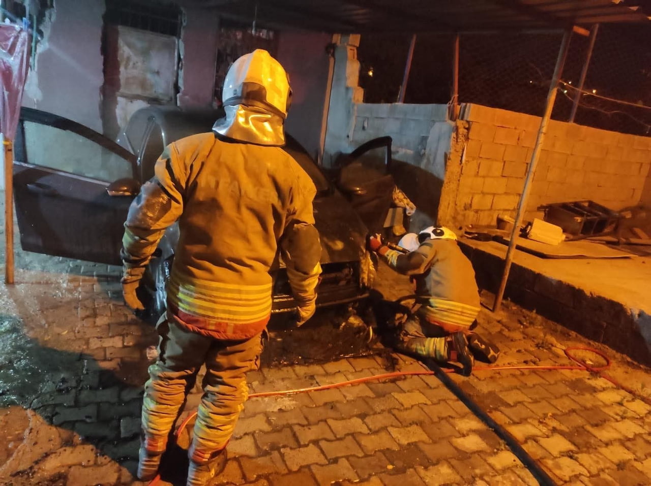 HATAY’DA PARK HALİNDEYKEN MOTOR KISMI ALEVLERE TESLİM OLAN OTOMOBİLDE ÇIKAN YANGIN...